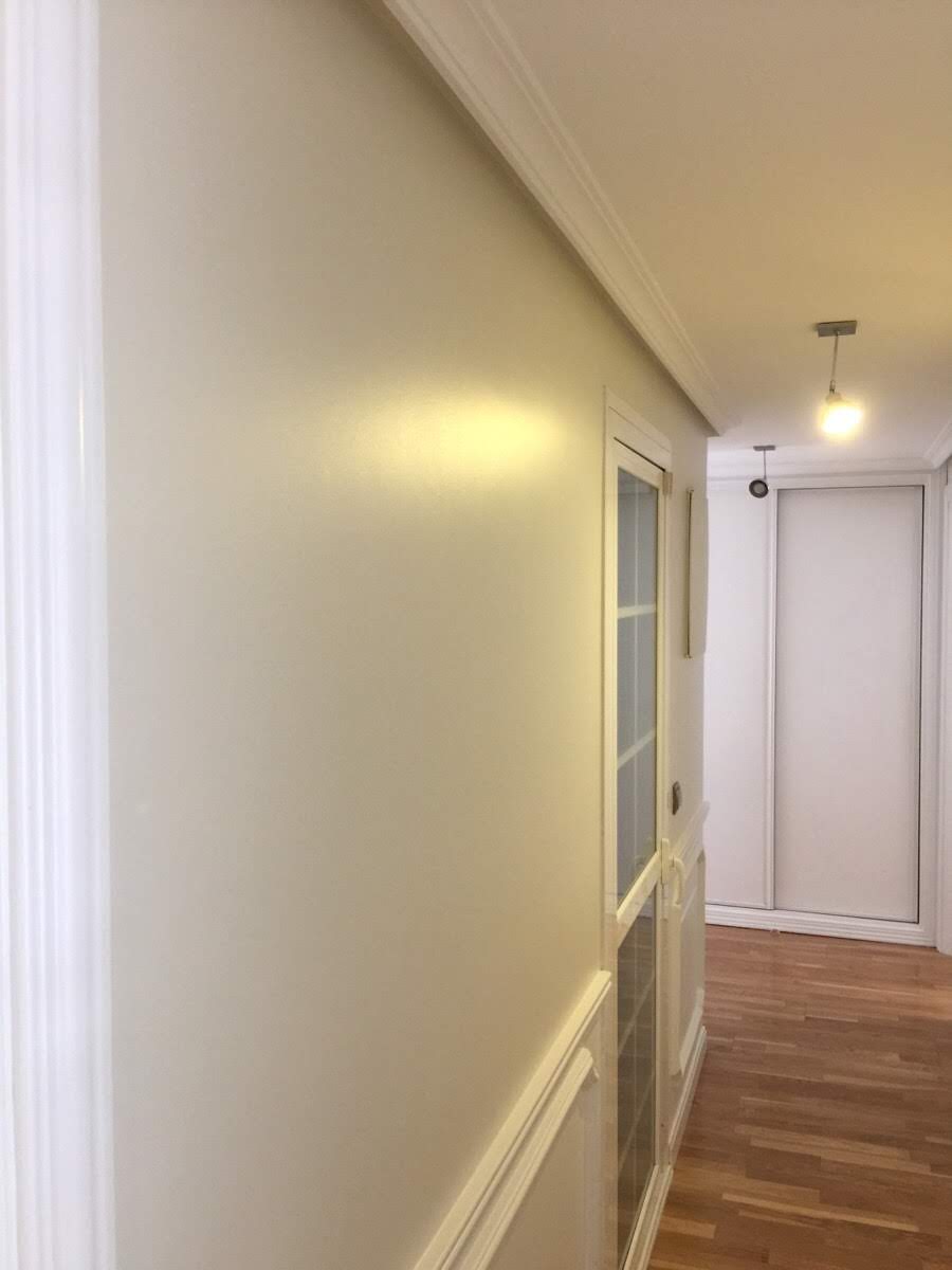 Pasillo pintado en blanco tras el trabajo