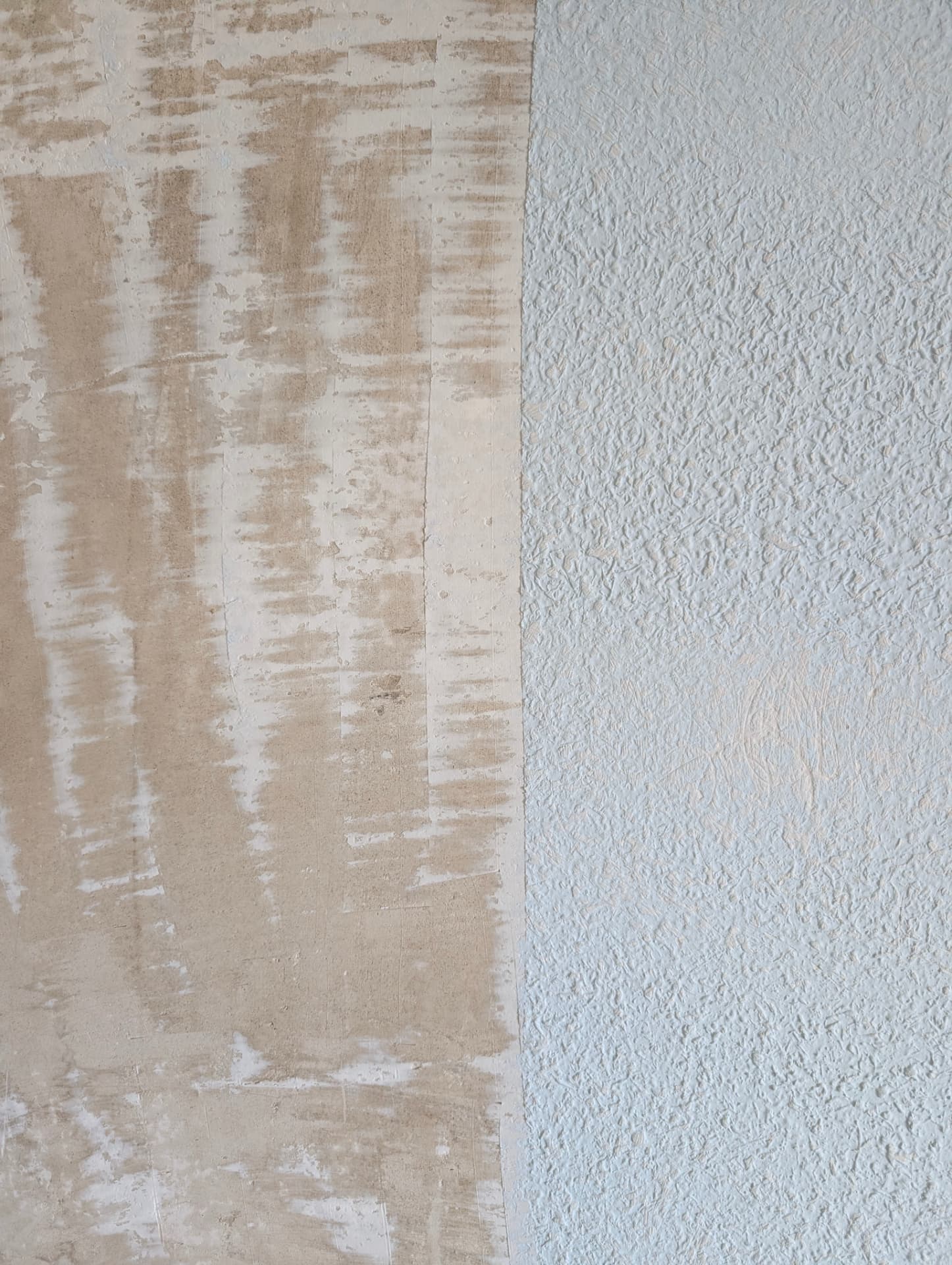 Pared con el gotelé a medio retirar