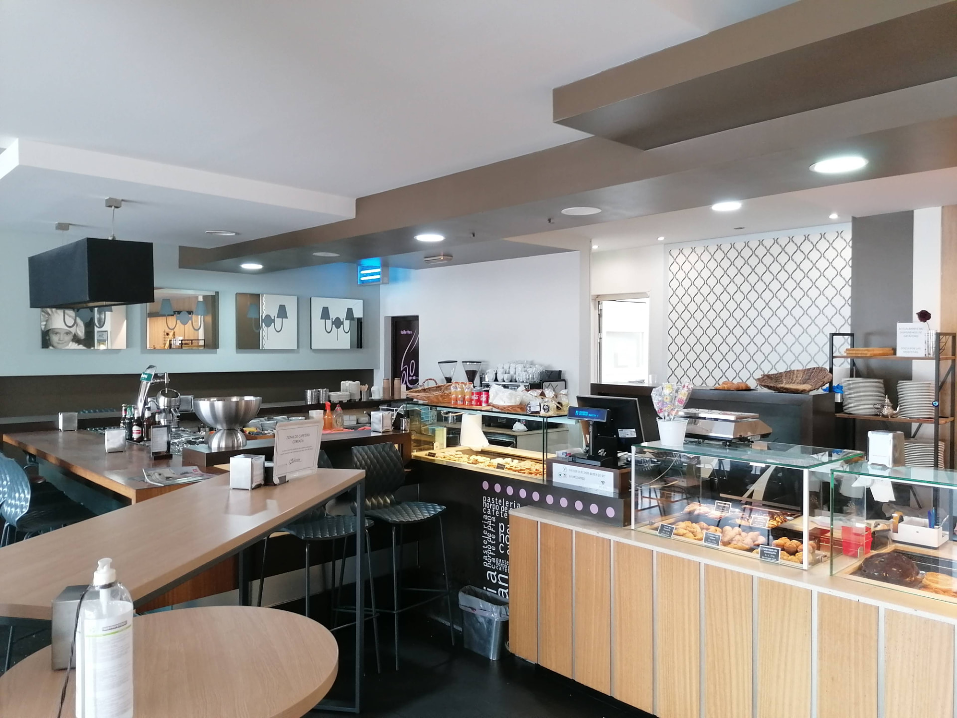 Barra de cafetería tras la pintura