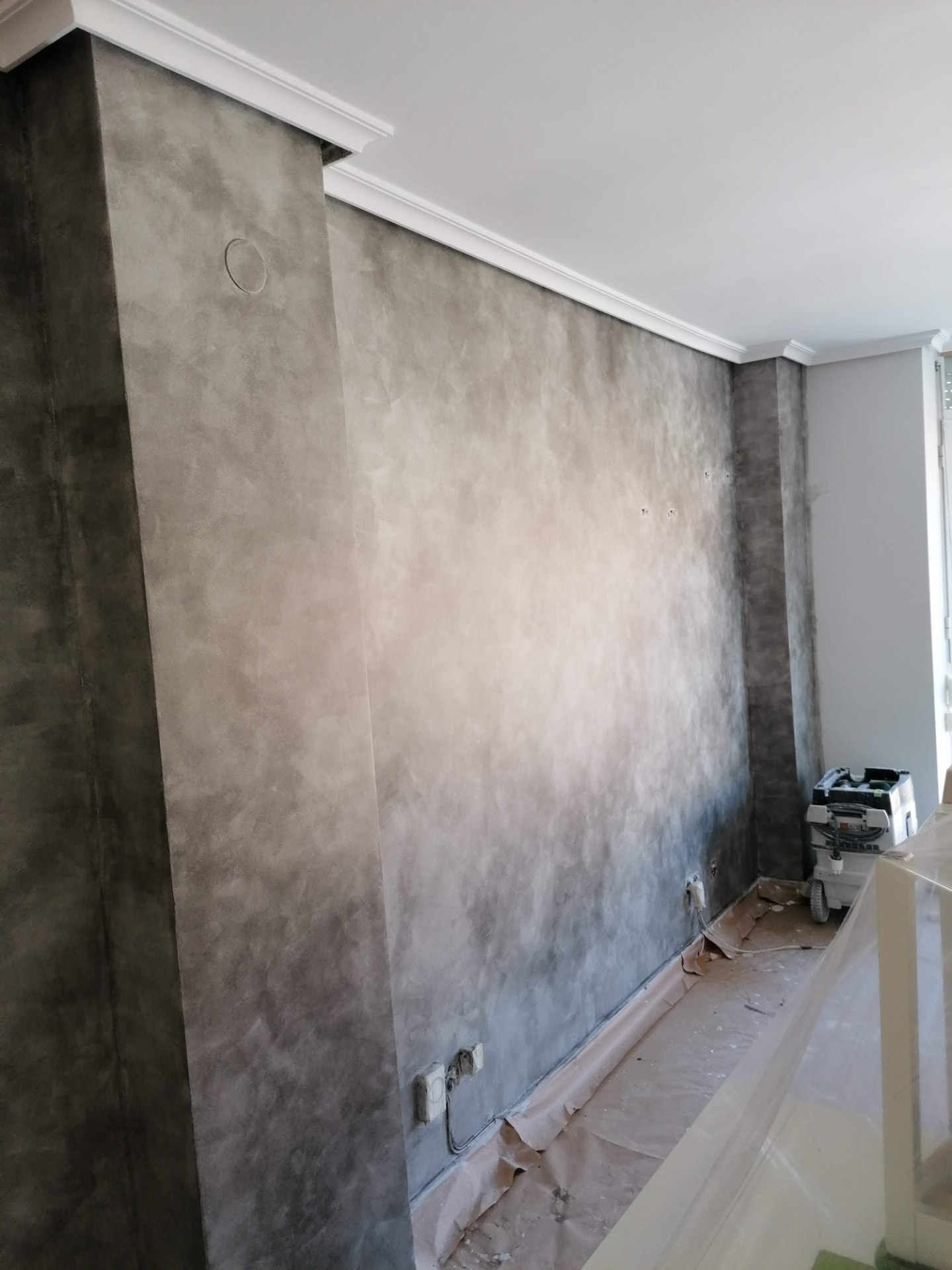 Pared decorativa en proceso en oficina