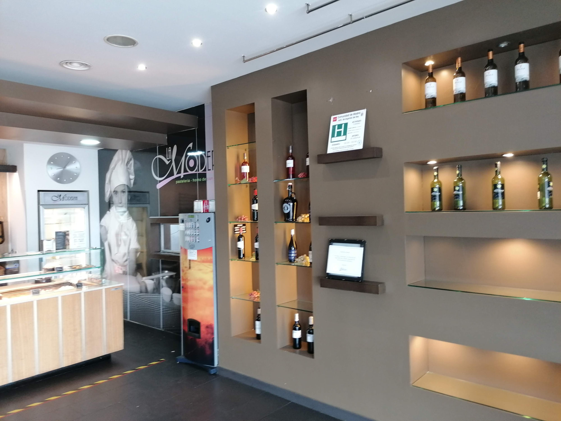 Cafetería pintada y decorada
