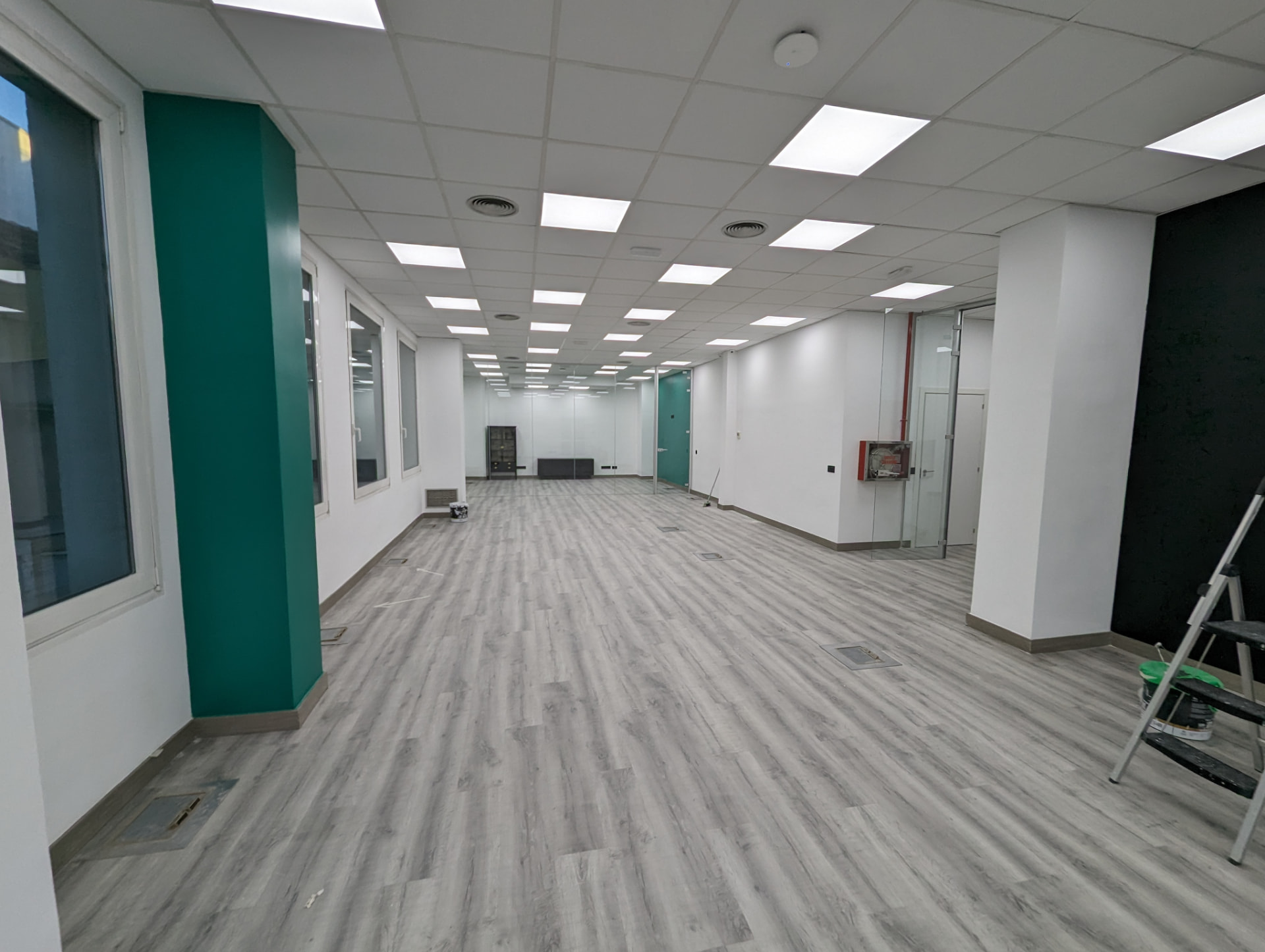 Oficina diáfana pintada en blanco y verde